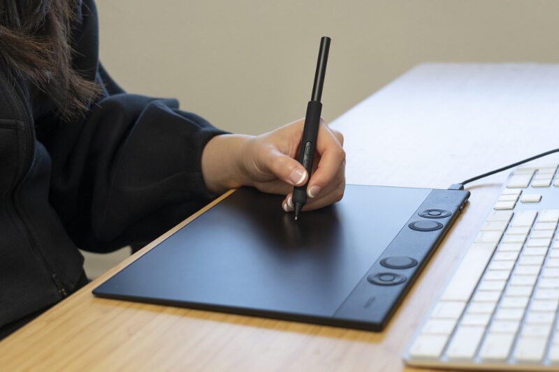 قلم نوری وکام مدل intuos pro medium (2025) PTK-670